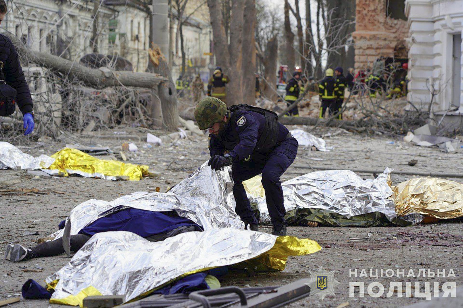 SUMY (Ukraine), 13/04/2025.- GRAPHIC CONTENT - A handout photo made available by the National Police of Ukraine shows a police officer inspecting the bodies of the victims at the site of a rocket strike in downtown Sumy, Ukraine, 13 April 2025, amid the ongoing Russian invasion. At least 31 people were killed, including two children, and 84 people were injured, including 10 children, after a Russian rocket hit downtown Sumy in the morning, according to a report by the State Emergency Service. (Rusia, Ucrania) EFE/EPA/NATIONAL POLICE OF UKRAINE HANDOUT -- ATTENTION EDITORS: GRAPHIC CONTENT -- HANDOUT EDITORIAL USE ONLY/NO SALES