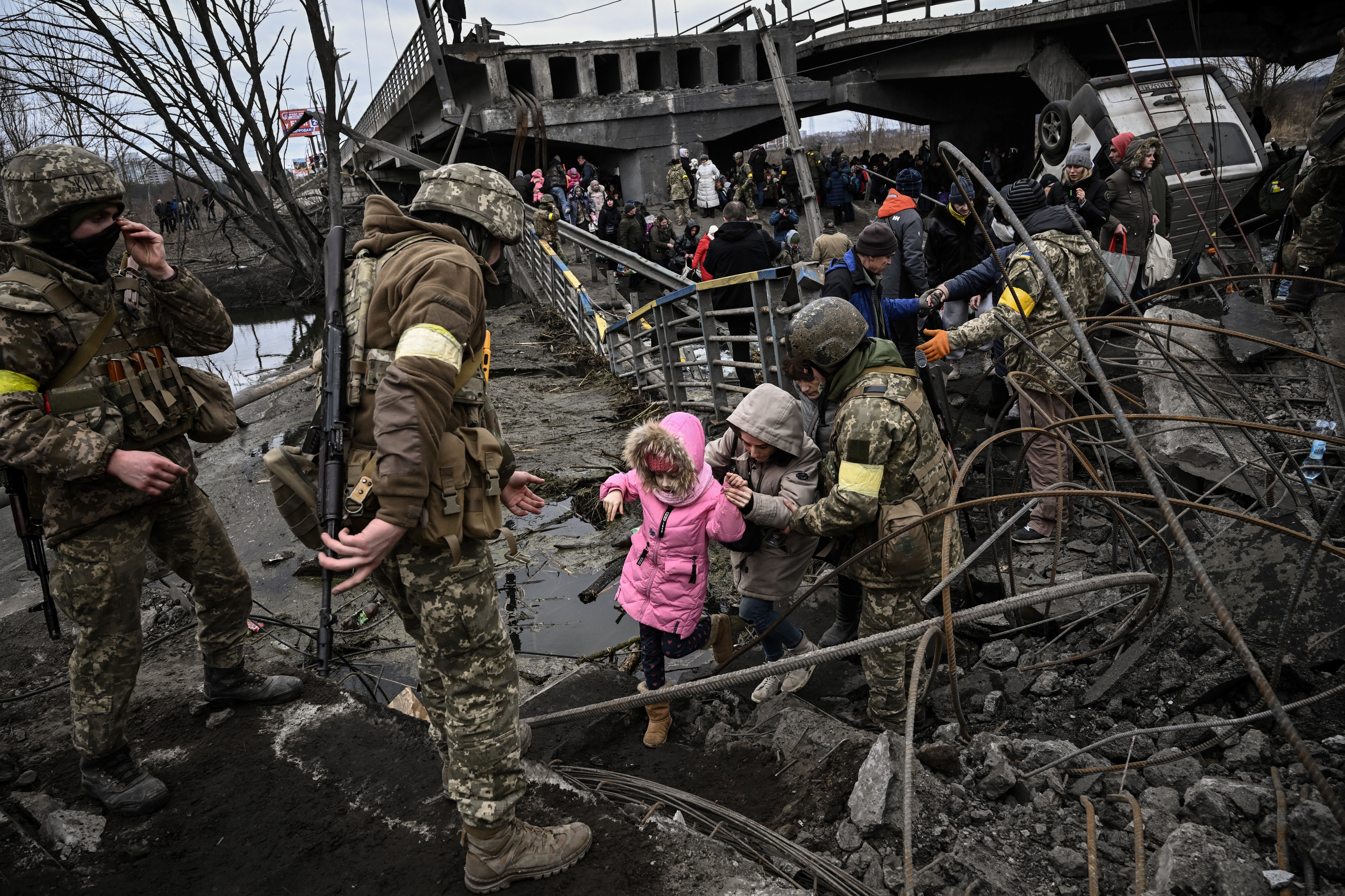 Hace unos días, los delegados de Ucrania y Rusia negociaron un acuerdo para establecer corredores humanitarios, pero las autoridades no esperaban estos planes y ya habían informado a los civiles en Irpin que salieran de la ciudad, informó el LA Times.