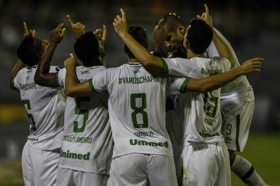Los jugadores de Chapecoense le dedicaron los goles y el triunfo a las víctimas de la tragedia aérea que enlutó al fútbol. / AFP