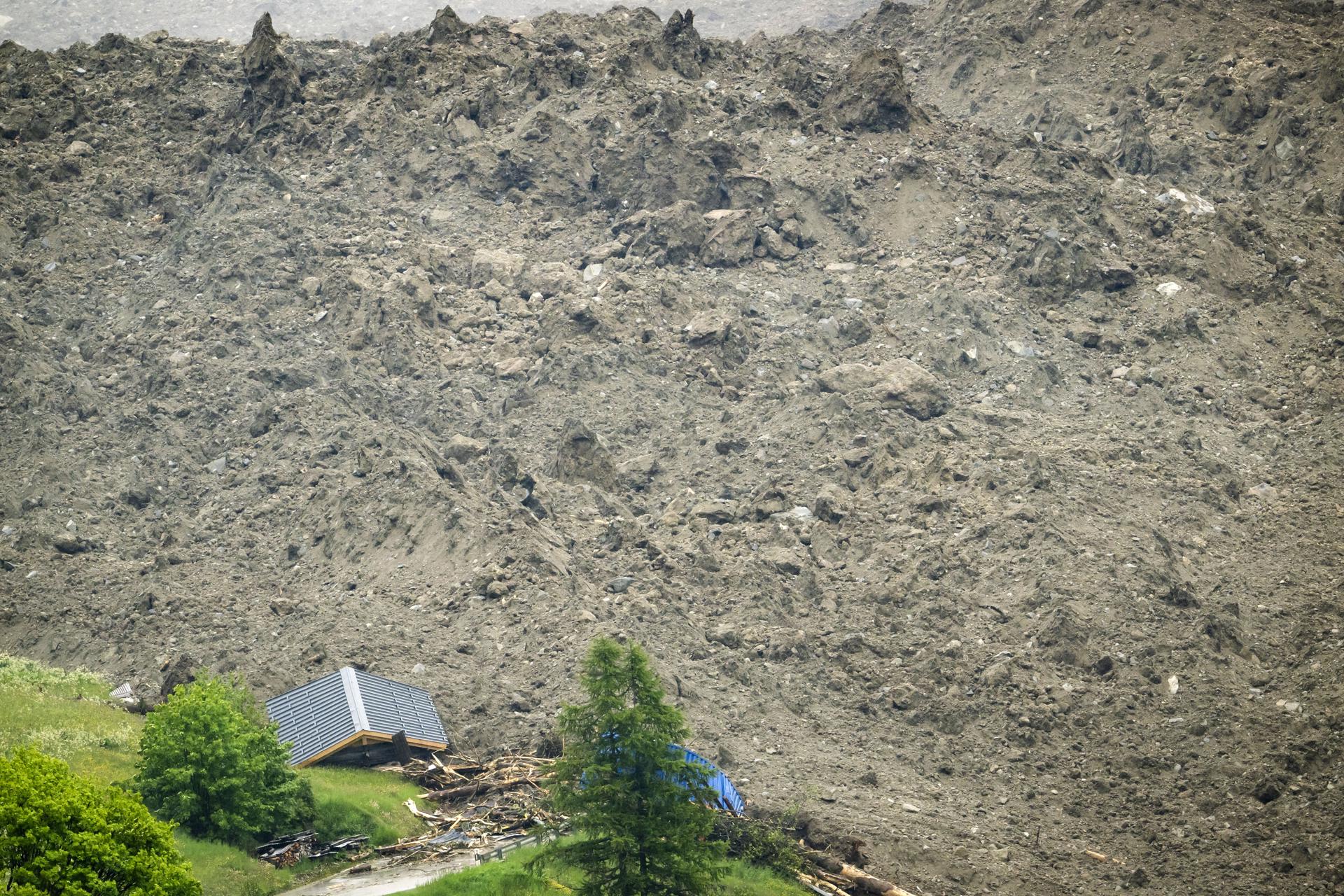 BLATTEN (Switzerland), 28/05/2025.- An avalanche from the Birch glacier covers buildings in Blatten, Switzerland, 28 May 2025. A number of houses were destroyed in the village of Blatten, but no casualties have been reported, according to authorities. (Avalancha, Suiza) EFE/EPA/JEAN-CHRISTOPHE BOTT

