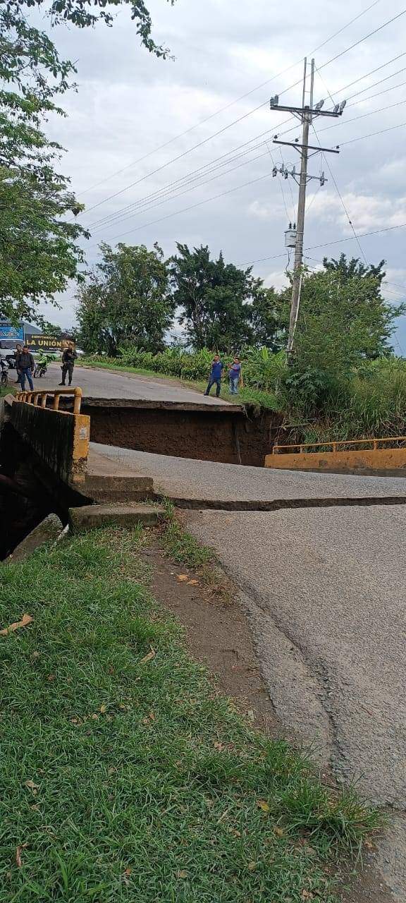 Puente que une a Roldanillo con La Unión (Valle del Cauca) se partió en dos