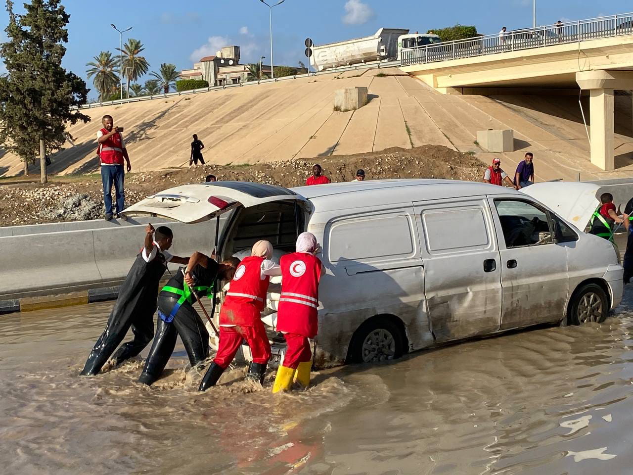 Libia sigue contando sus muertos mientras se investigan los hechos de la inundación
