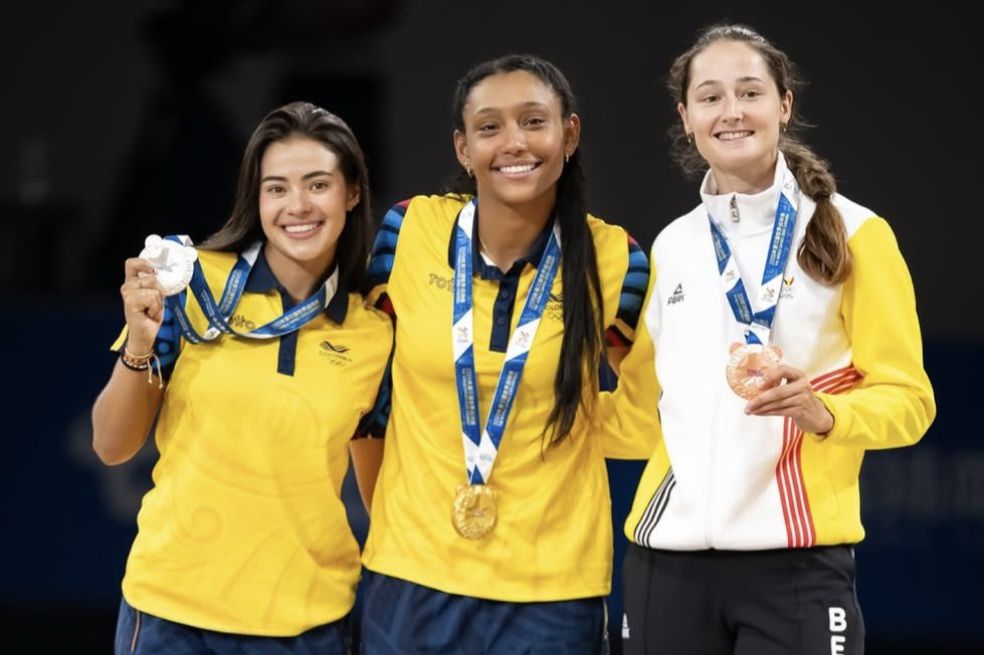 María Fernanda Timms (centro) y Gabriela Rueda lograron un histórico 1-2 en la final del esprint 1.000 metros femenino.