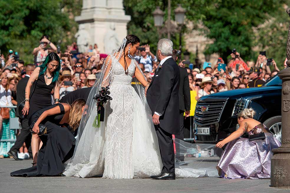 Pilar Rubio junto a su padre a su llegada a la Catedral de Sevilla.EFE