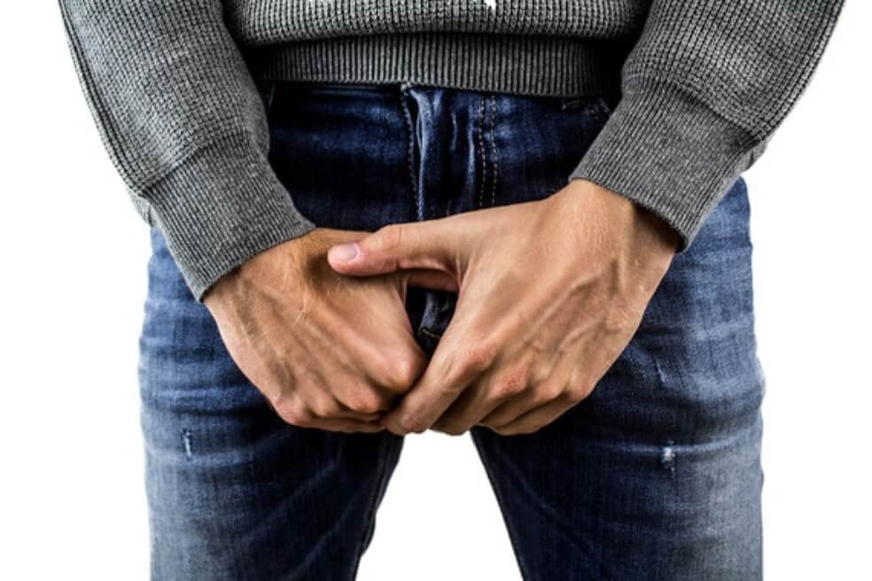 “Soy hombre y me arde al orinar”: cómo identificar y tratar este molesto síntoma