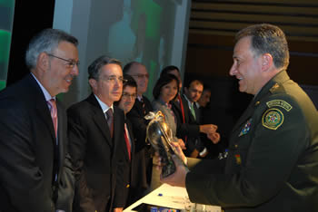 Uribe lamentó que el general Naranjo dijera que defiende las políticas de Santos