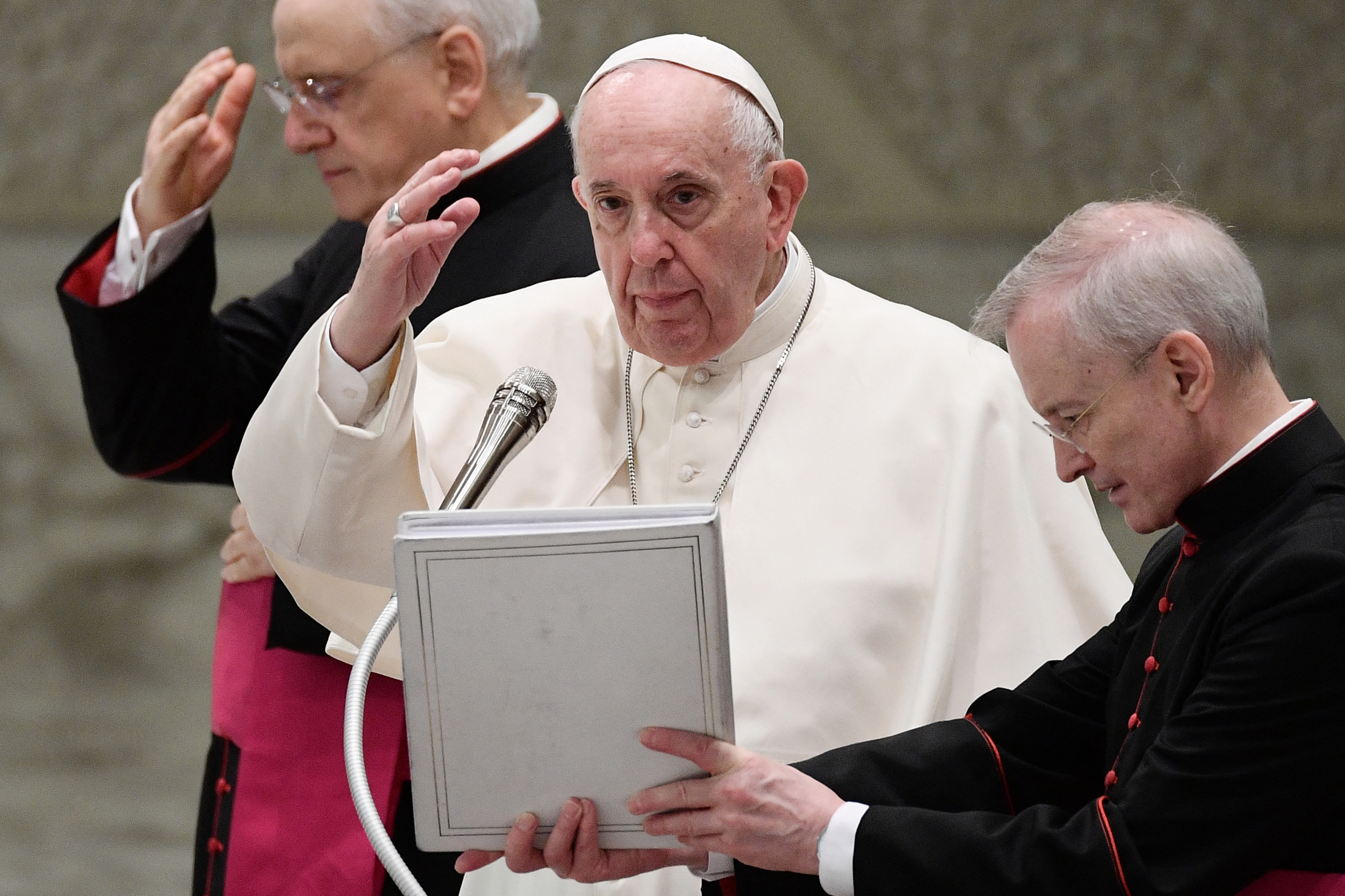 Abuso sexual de la iglesia en Francia avergüenza al Papa Francisco