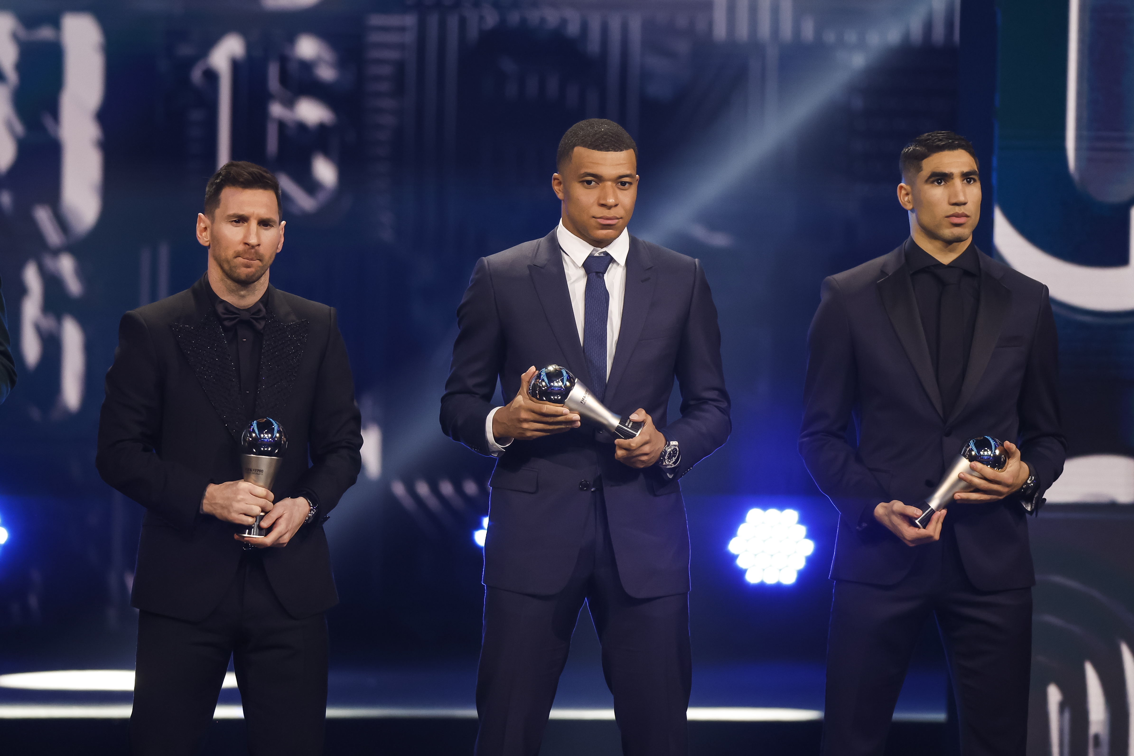 Paris (France), 27/02/2023.- Argentinian soccer player Lionel Messi (L), French soccer player Kylian Mbappe (C) and Moroccan soccer player Achraf Hakimi (R) of Paris Saint-Germain FC with their Men'Äôs World 11 Award on stage during the The Best FIFA Football Awards 2022 ceremony in Paris, France, 27 February 2023. (Francia) EFE/EPA/YOAN VALAT