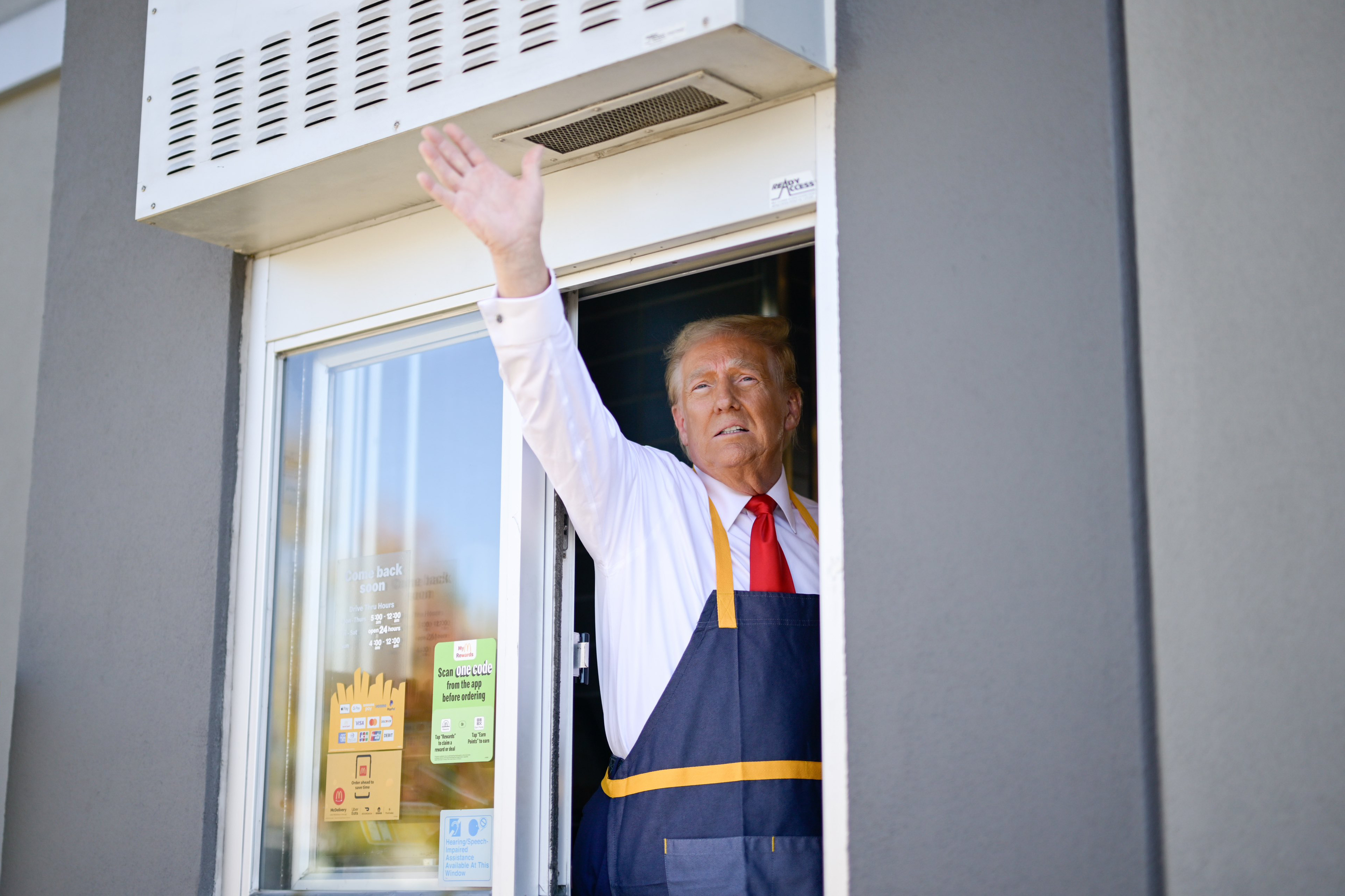 Trump vendió papas fritas en un McDonald’s para controvertir a Kamala Harris