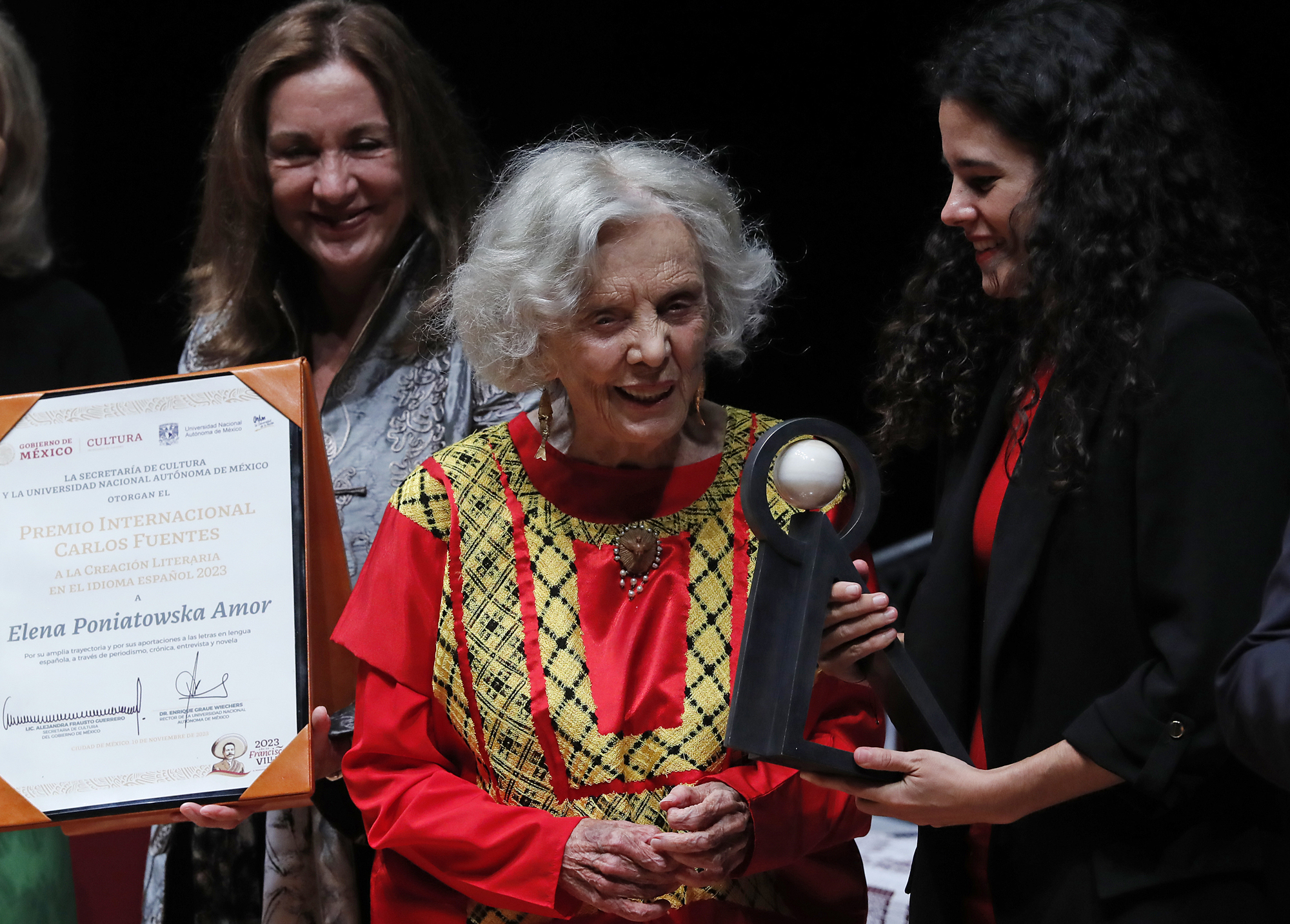 Elena Poniatowska celebra el premio Carlos Fuentes: “Me dan un boleto para subir al cielo”