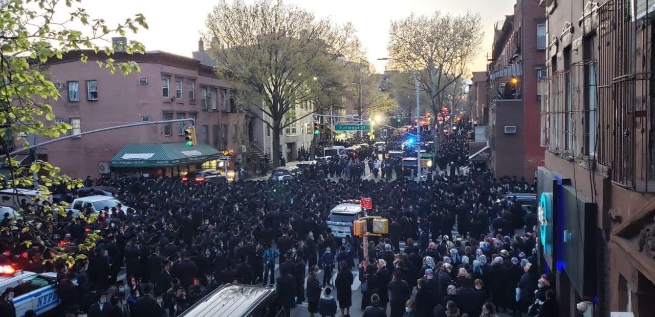 Polémica en Nueva York por funeral masivo en el barrio de “Poco Ortodoxa” en pleno confinamiento