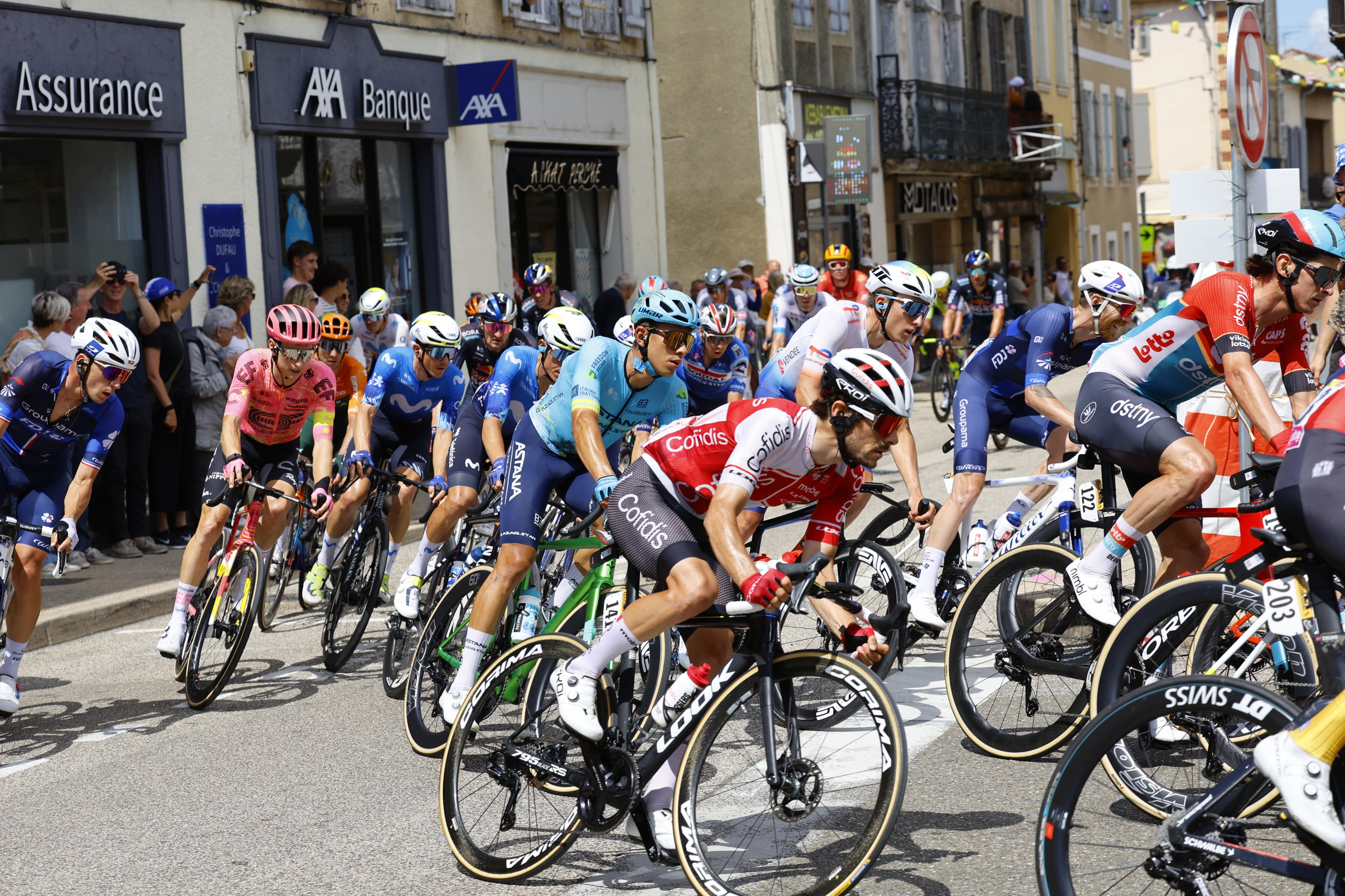 Pau (France), 12/07/2024.- Riders in action during the 13th stage of the 2024 Tour de France cycling race over 165km from Agen to Pau, France, 12 July 2024. (Ciclismo, Francia) EFE/EPA/KIM LUDBROOK