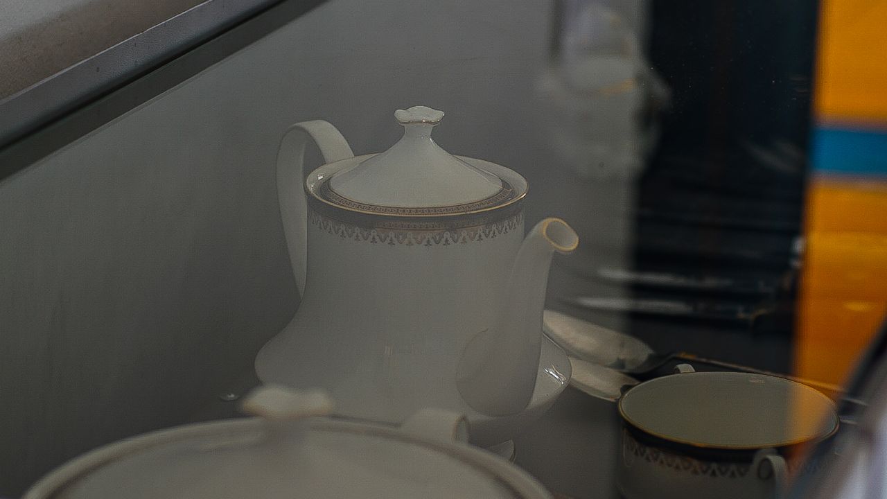 De la extinción de dominio por narcotráfico a Julieta Delgado De Romero en 2005, la SAE también expuso un grupo de porcelanas, piezas decorativas y cubiertos.