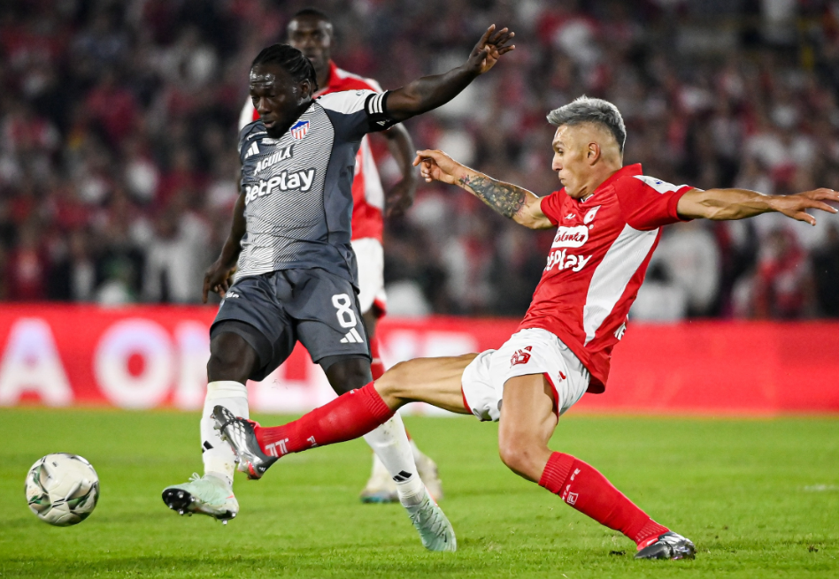 Daniel Torres tuvo un rol importante en el medio campo de Santa Fe, organizando la defensa y adelantando al equipo con pases filtrados.