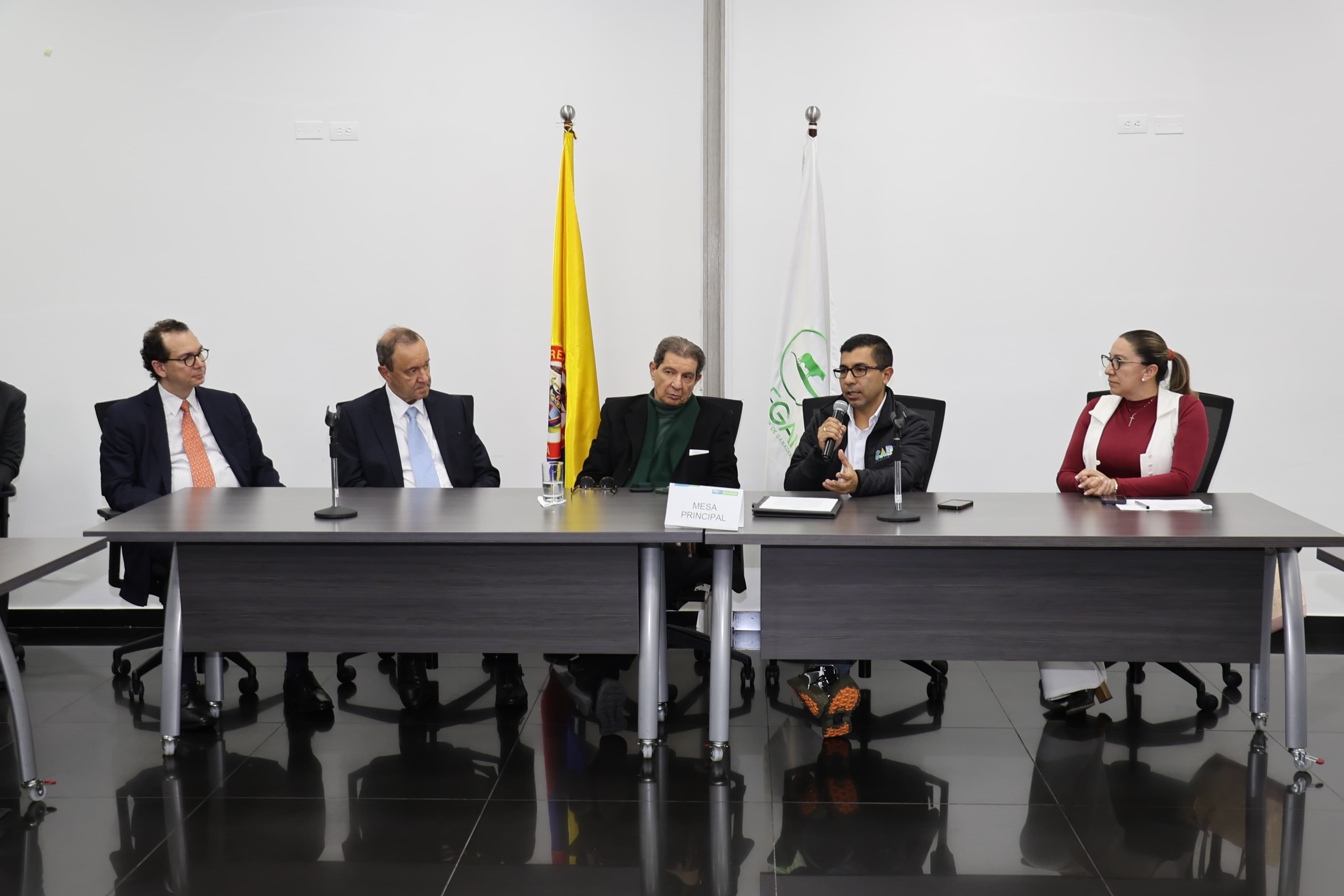 CAR y Fedegán firman convenio para mitigar impacto ambiental que deja la ganadería