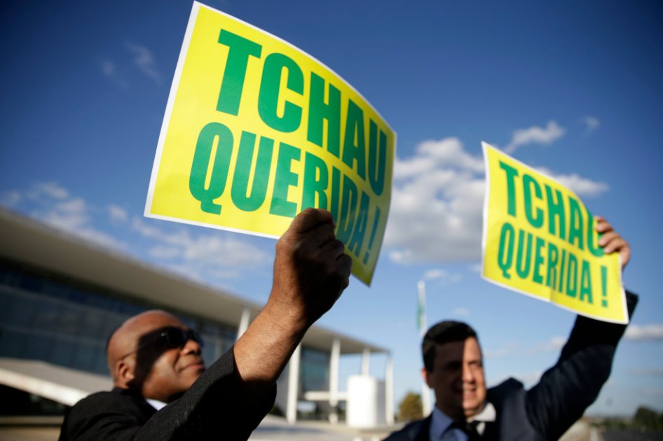 Diputados y activistas protestaron el martes contra Rousseff con carteles en los que se lee "Chao querida" frente el Palacio del Planalto en Brasilia (Brasil). / EFE