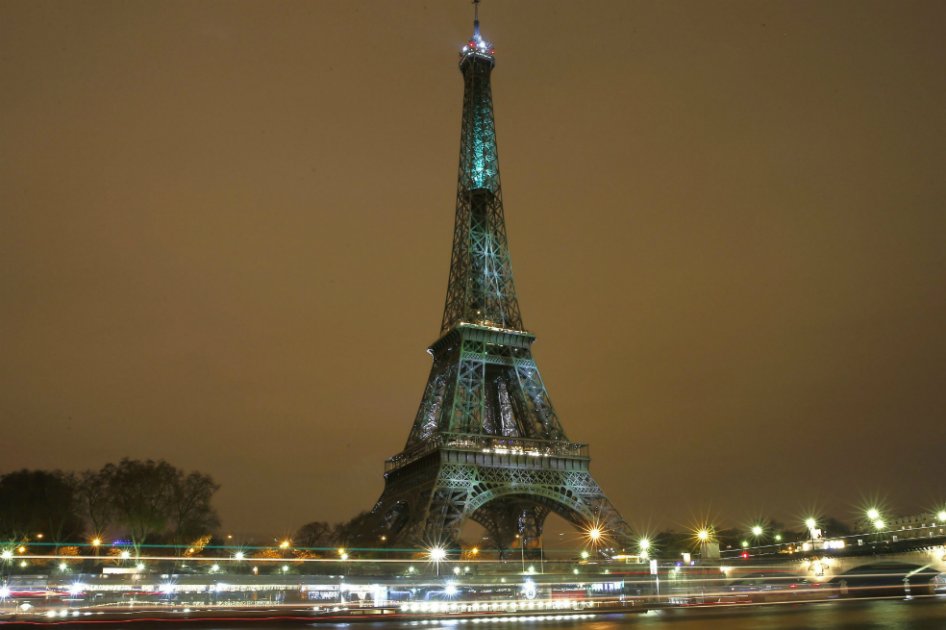 Árboles virtuales adornan la Torre Eiffel para la COP21