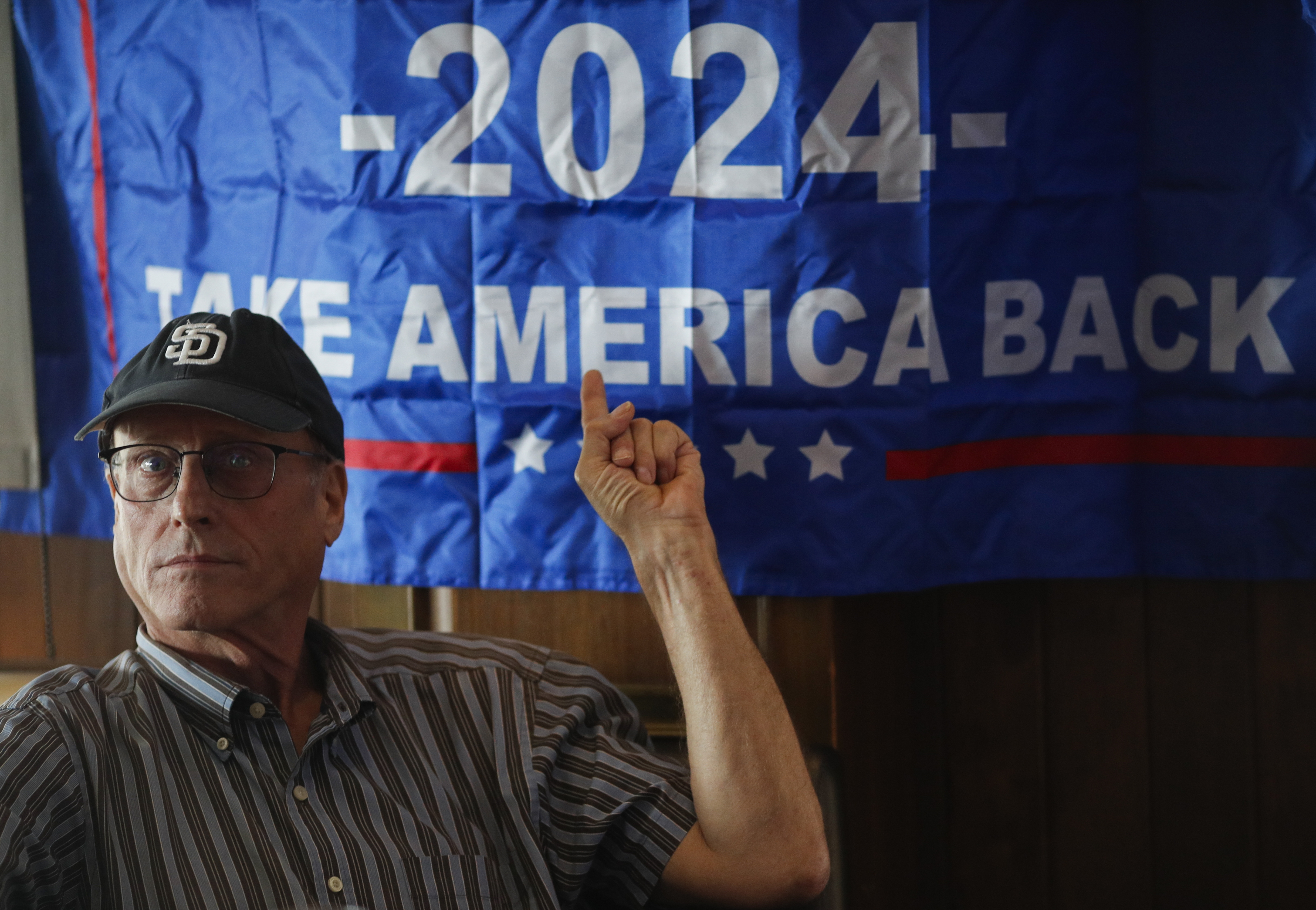 Bangkok (Thailand), 06/11/2024.- A supporter of Republican presidential candidate Donald J. Trump, US citizen living in Thailand, James Seymour from Los Angeles, watches the 2024 US presidential election reported on television during an election watching party organized by Republicans in Thailand in Bangkok, Thailand, 06 November 2024. Voters across the US cast ballots on 05 November for President of the United States in a tightly contested race between Republican presidential candidate Donald J. Trump and Democratic presidential candidate US Vice President Kamala Harris, as well as for candidates in congressional and local races. (Elecciones, Tailandia, Estados Unidos) EFE/EPA/RUNGROJ YONGRIT