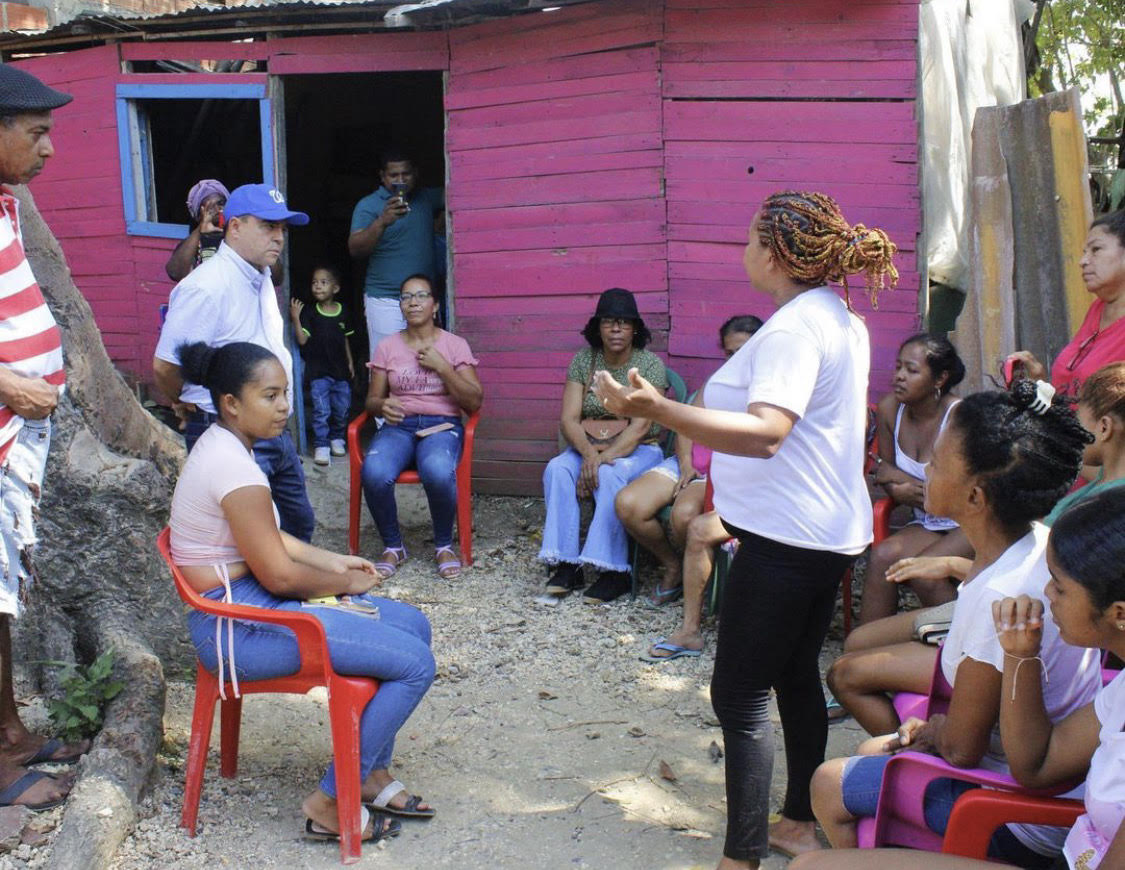 Aunque no ha comenzado la campaña oficial, William García hace proselitismo
con la ventaja de estar recogiendo firmas. Recorre barriadas y corregimientos de
Cartagena, prometiendo que acabará con el hambre en la ciudad.