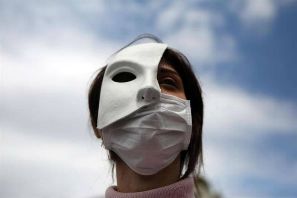Afectados por la pandemia, artistas «invisibles» suben al escenario para protestar en Grecia