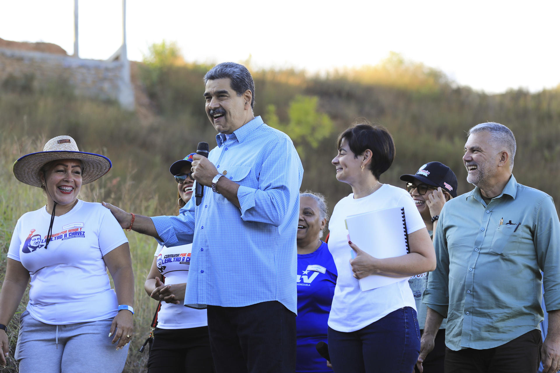 AME1074. CARACAS (VENEZUELA), 29/12/2025.- Fotografía cedida por prensa del Palacio de Miraflores del presidente de Venezuela, Nicolás Maduro (2-i), hablando en un acto de gobierno este lunes, en Caracas (Venezuela). Maduro dijo que la exportación de alimentos será "la nueva fuente de riqueza nacional para divisas". EFE/ Prensa Palacio de Miraflores /SOLO USO EDITORIAL/ NO VENTAS/ SOLO DISPONIBLE PARA ILUSTRAR LA NOTICIA QUE ACOMPAÑA (CRÉDITO OBLIGATORIO)