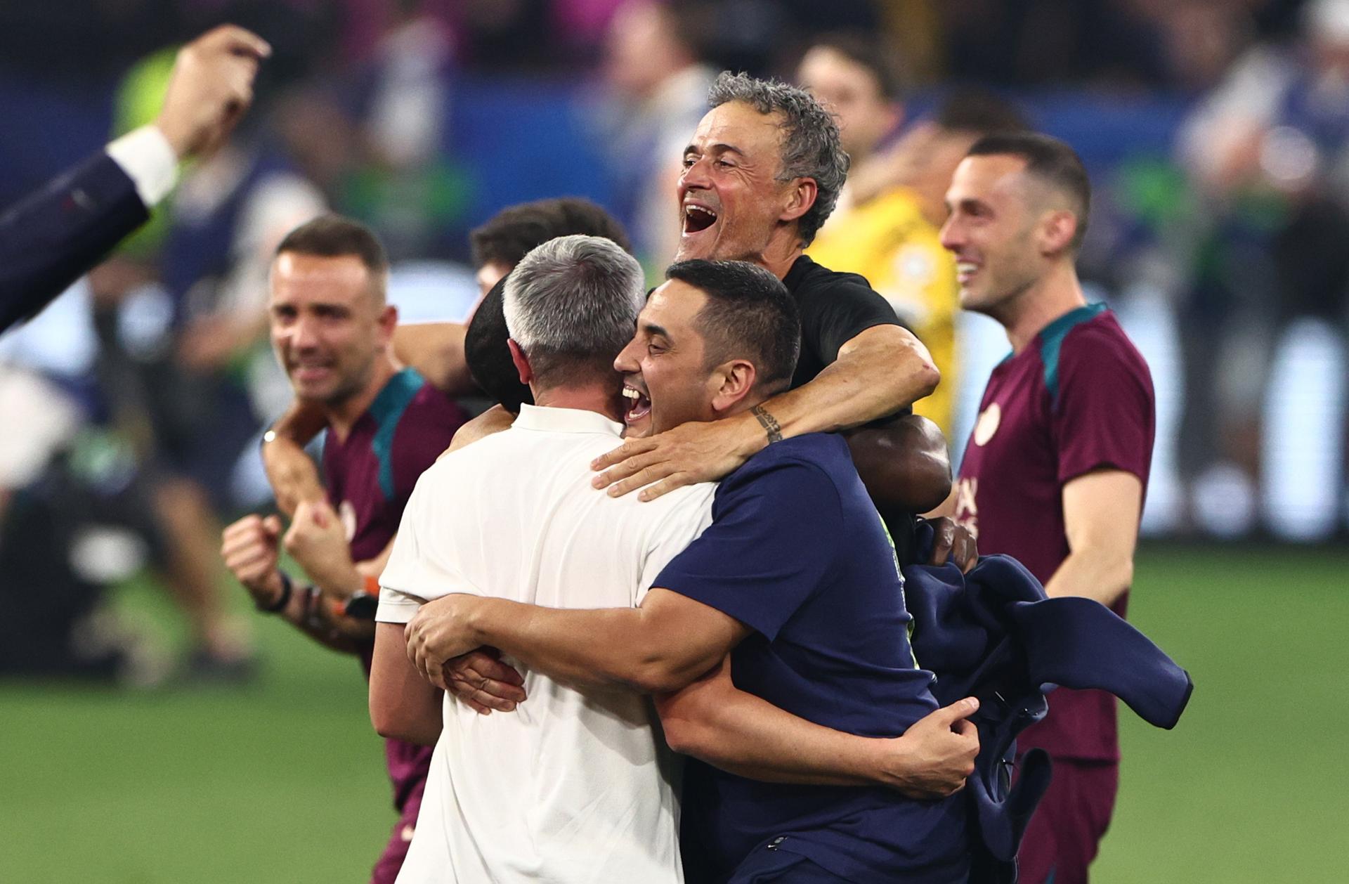 Munich (Germany), 31/05/2025.- PSG head coach Luis Enrique and staff celebrate winning the UEFA Champions League final between Paris Saint-Germain and Internazionale Milano, in Munich, Germany, 31 May 2025. (Liga de Campeones, Alemania) EFE/EPA/ANNA SZILAGYI
