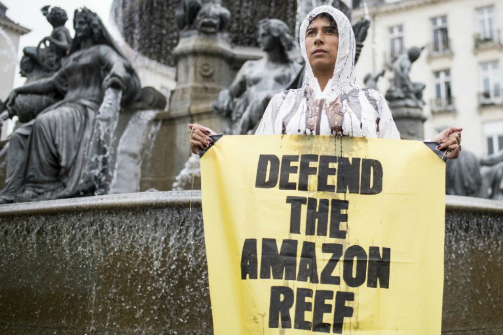Tiñen en Francia fuentes de negro denunciando proyecto de petrolera Total en Amazonas