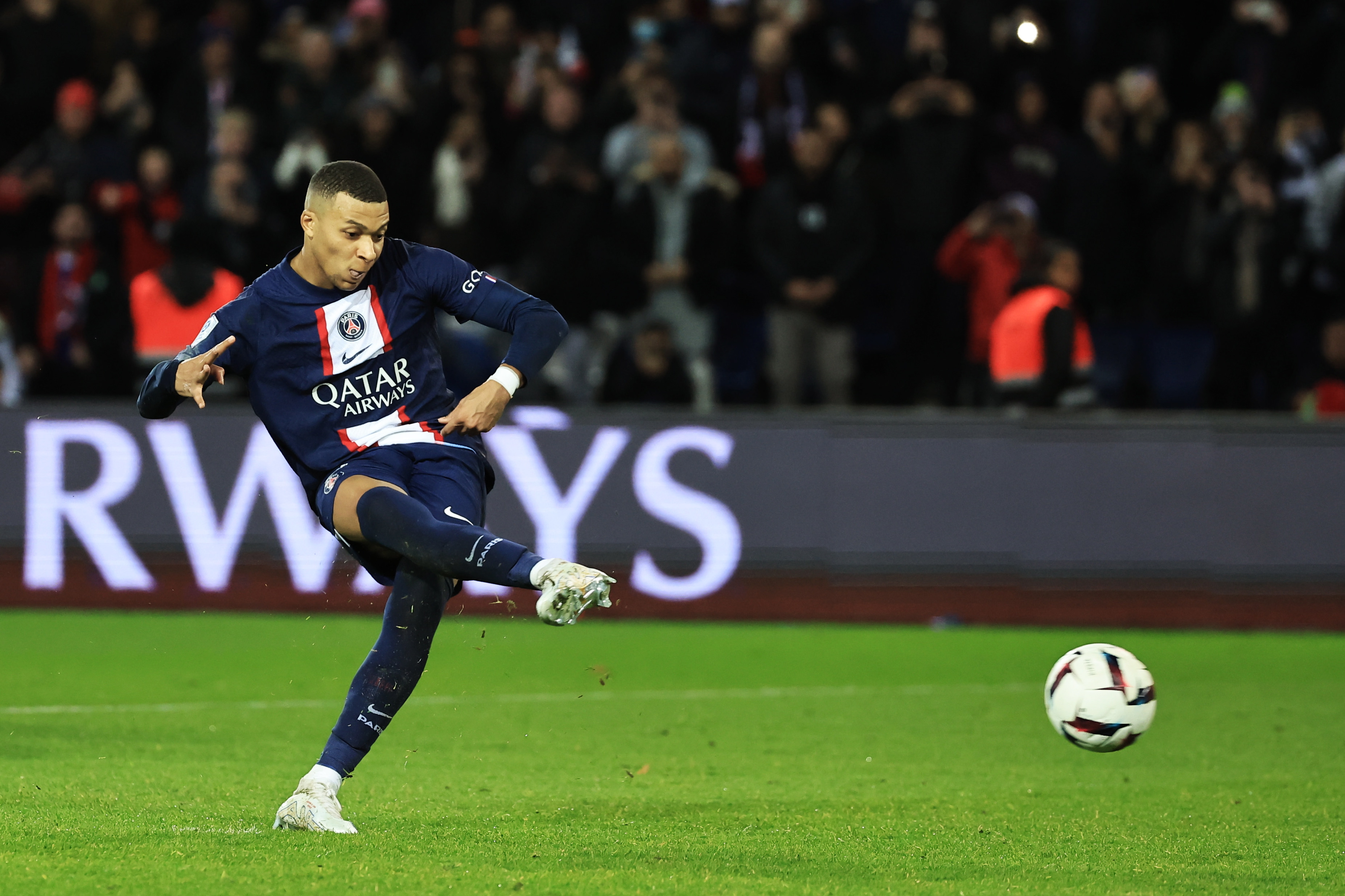 Paris (France), 28/12/2022.- Paris Saint Germain's Kylian Mbappe scores the 2-1 lead from the penalty spot during the French Ligue 1 soccer match between Paris Saint Germain and RC Strasbourg at Parc des Princes Stadium in Paris, France, 28 December 2022. (Francia, Estrasburgo) EFE/EPA/CHRISTOPHE PETIT TESSON