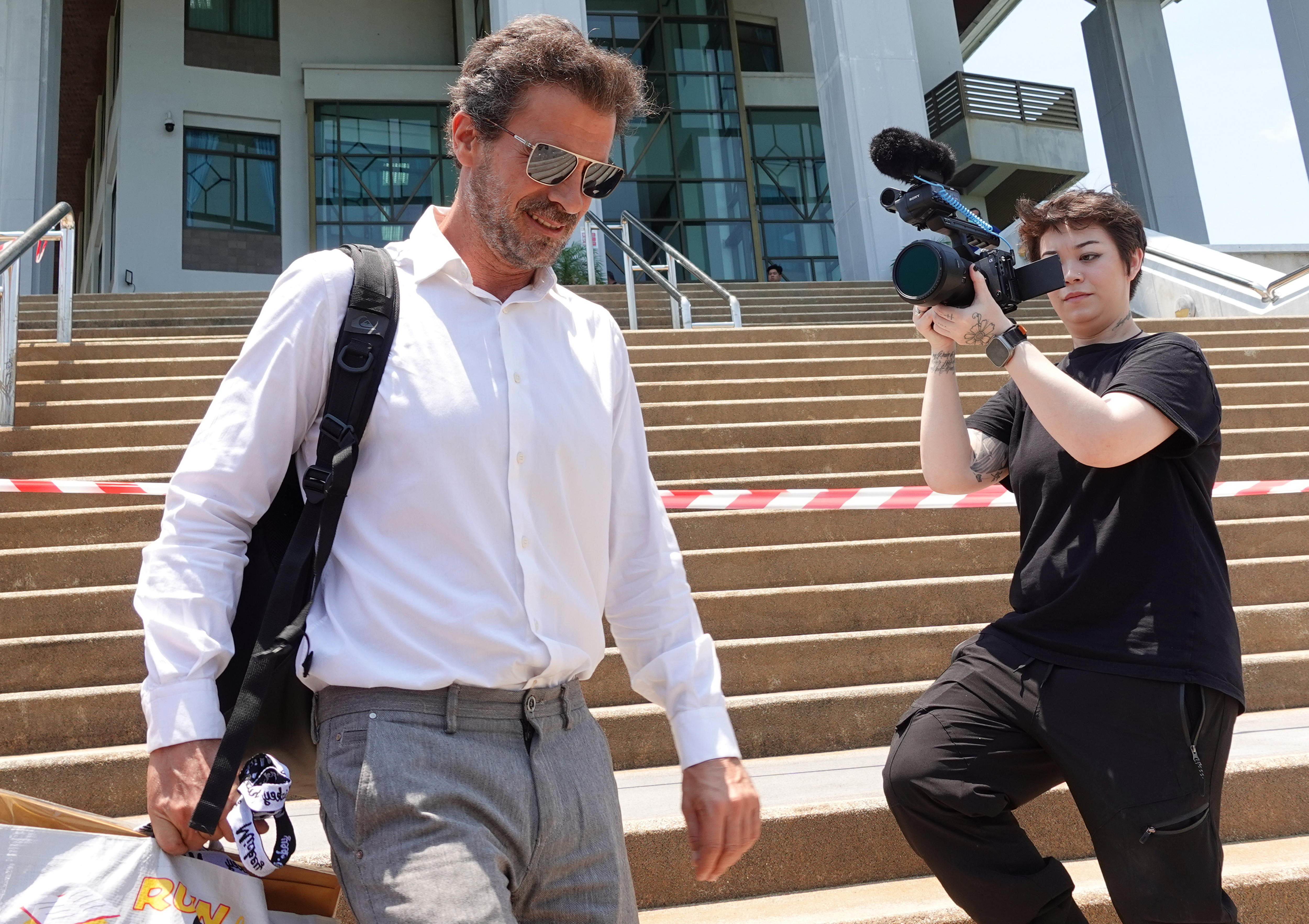 Samui (Thailand), 09/04/2024.- Spanish actor Rodolfo Sancho, father of chef Daniel Sancho Bronchalo, leaves after his son's alleged murder case court trial at Koh Samui Provincial Court in Koh Samui island, Thailand, 09 April 2024. Thai police arrested 29-year-old Spanish man Daniel Sancho Bronchalo in August 2023, who is accused of the murder of Colombian surgeon Edwin Arrieta Arteaga in Thailand, including dismembering his body before dumping some parts in a rubbish dump and other parts including his head in the sea, police said. (Tailandia) EFE/EPA/SITTHIPONG CHAROENJAI