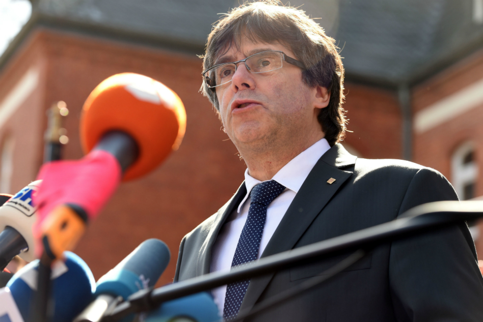 Puigdemont renuncia a ser escogido presidente catalán y designa a un sucesor