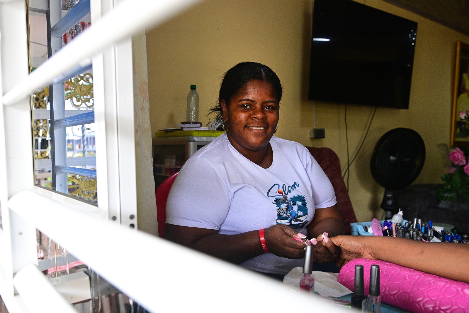 Diana Marcela Lerma, esteticista empírica, es una de las beneficiarias del proyecto que han denominado Barberías para la Paz