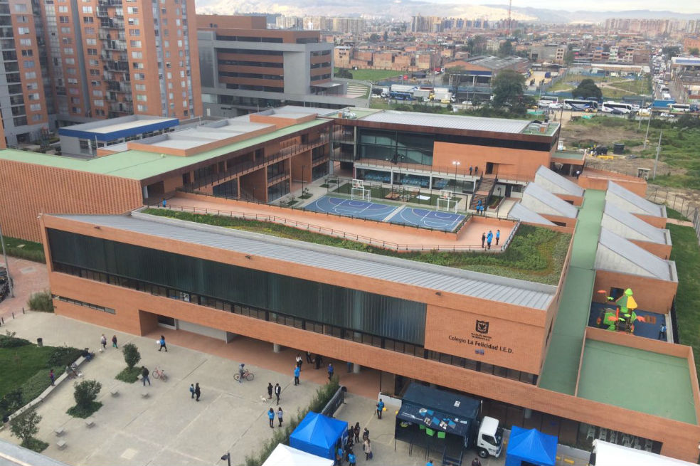 Distrito entrega colegio La Felicidad, el primero de 30 que espera construir