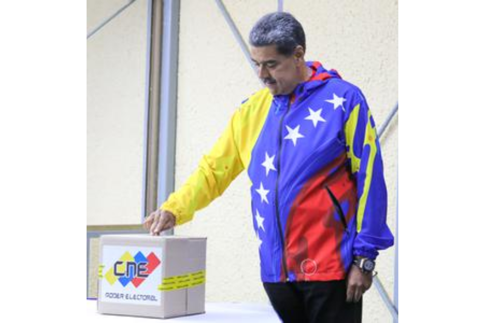 Fotografía que muestra al presidente de Venezuela, Nicolás Maduro, ejerciendo el voto durante las elecciones presidenciales del 28 de julio.