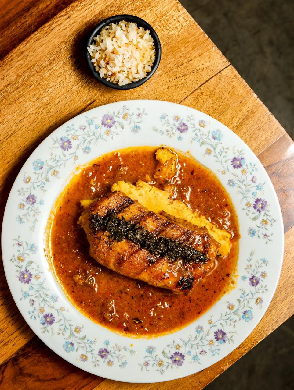 Pirarucú encocado; puré de plátano y pega de arroz