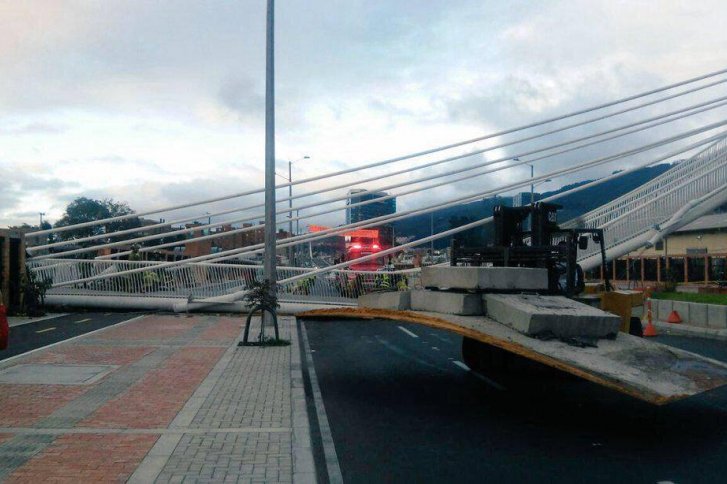 Investigarán por qué contratista de puente colapsado hizo prueba de carga con soldados