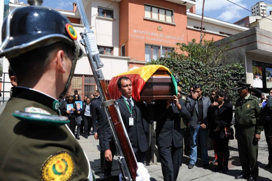 Familiares de Rodolfo Illanes encabezaron una procesión con su ataúd, hacia una funeraria en La Paz. El ataúd fue velado por unas horas en el Viceministerio de Régimen Interior y antes estuvo en el Palacio de Gobierno. /EFE