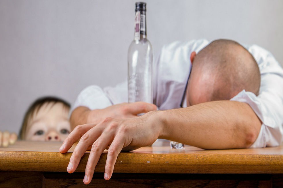 Separarse de la madre en la infancia predispone al alcoholismo, según estudio
