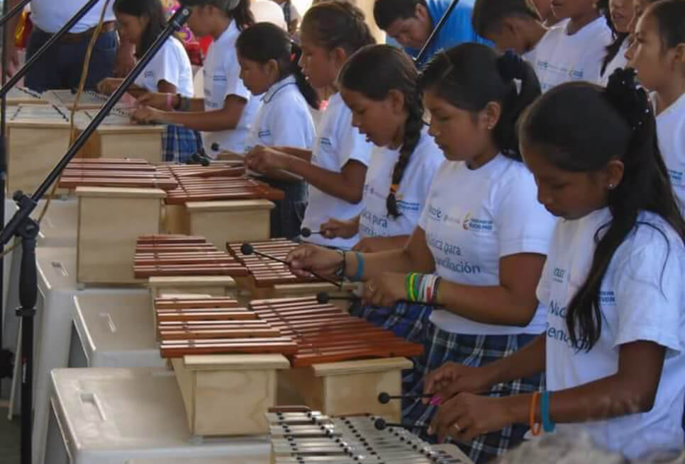 Proyecto educativo para estudiantes sordos de la Amazonía gana Premio de DD.HH.