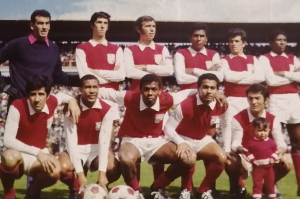 El pentacampeonato de Santa Fe en 1971. La nómina: Arriba: Manuel Ovejero, Jaime Rodríguez, Miguel Ángel Basílico, Manuel "Maracana" Manjarrés, Leonidas Aguirre y José Domingo "Tumaco" González. Abajo: Miguel Ángel Arce, Walter Moraes Waltinho, Víctor Campaz, Pedro Alzate y Dragoslav Sekularac.