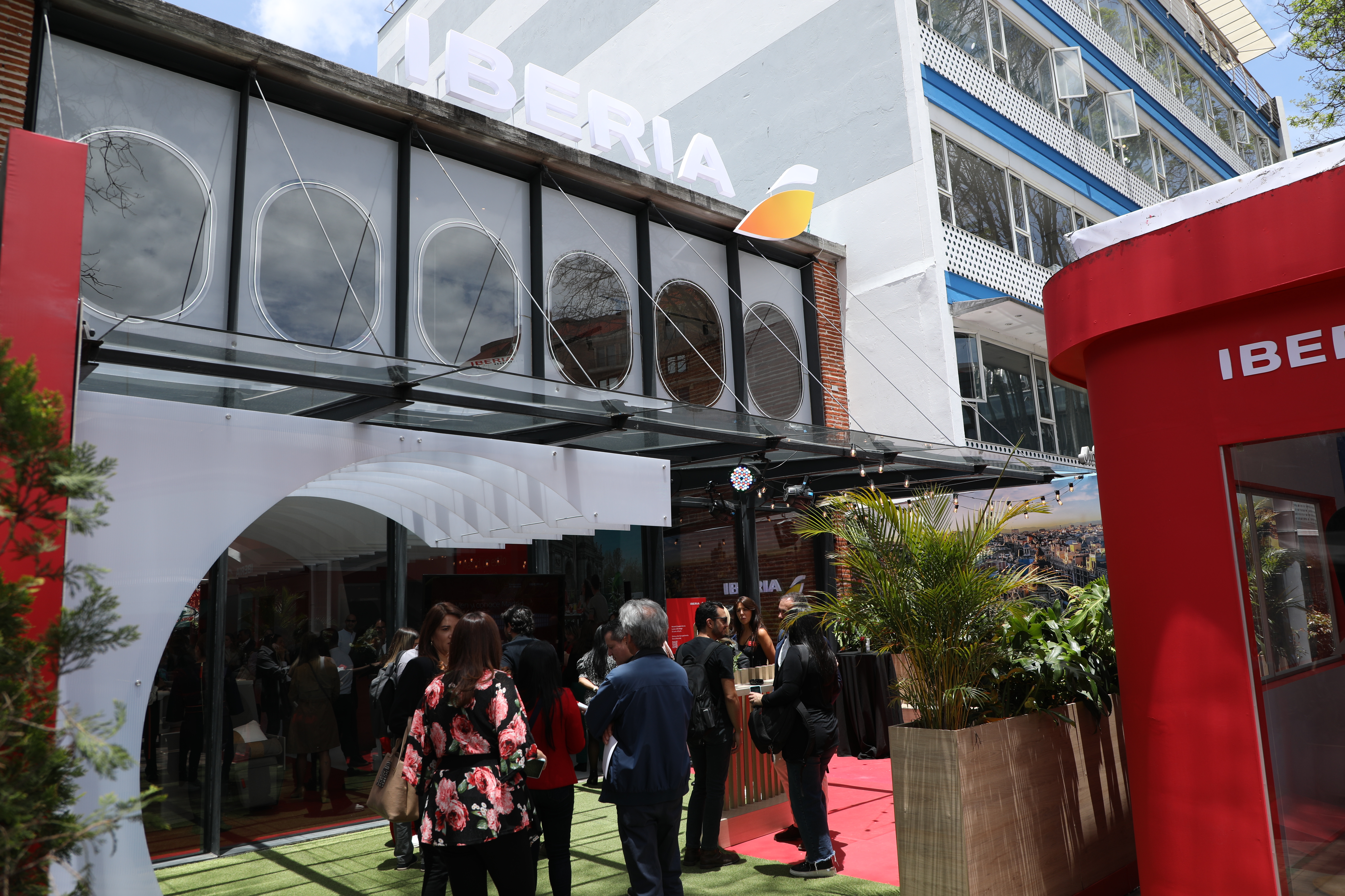 La elección de Bogotá como el primer destino fuera de España del Espacio Iberia no ha sido una casualidad, ya que este año se han cumplido 65 años desde que la aerolínea realizó su primer vuelo para conectar la capital de Colombia con España y el resto de Europa.
