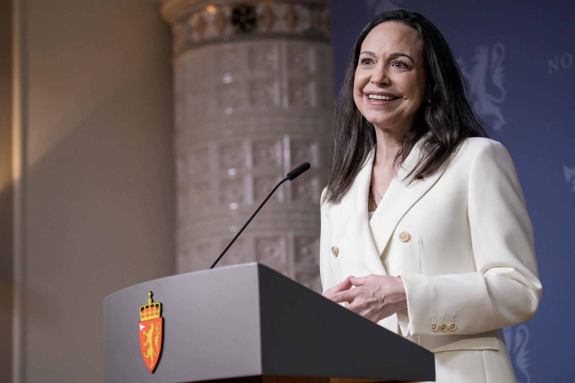 Oslo (Norway), 11/12/2025.- Nobel Peace Prize laureate Maria Corina Machado speaks during a press conference with Norway's Prime Minister Jonas Gahr Store (not pictured) at the government's representative facilities in Oslo, Norway, 11 December 2025. She received the Nobel Peace Prize 2025 for her tireless work promoting democratic rights for the people of Venezuela and for her struggle to achieve a just and peaceful transition from dictatorship to democracy. Due to the situation in Venezuela, she was unable to attend the award ceremony. (Noruega) EFE/EPA/STIAN LYSBERG SOLUM NORWAY OUT