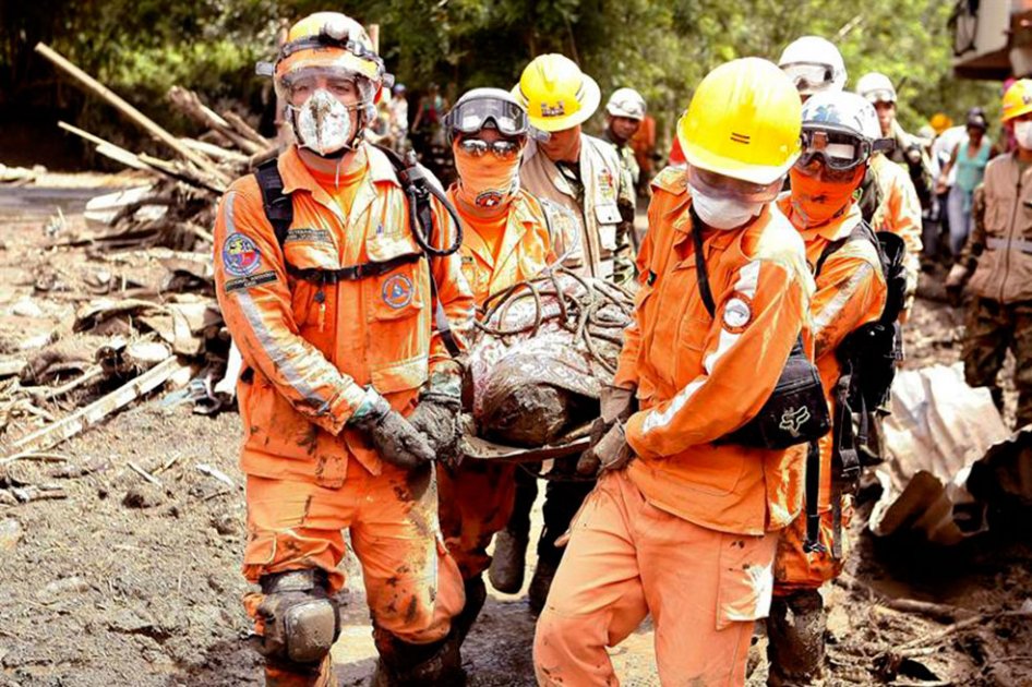 Sobrevivientes de avalancha en Salgar esperan sepultar pronto a sus muertos