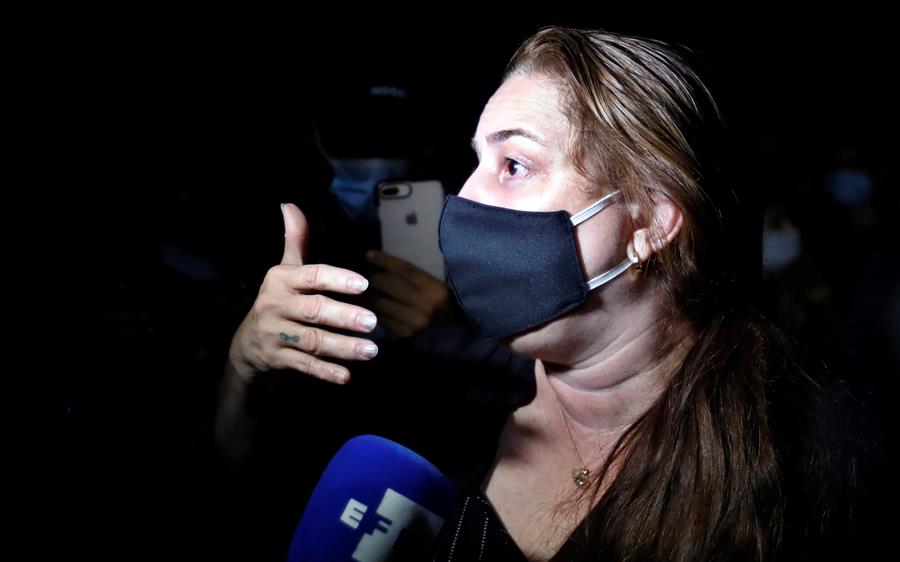 La artista cubana Tania Bruguera habla con EFE al terminar un encuentro con los representantes del ministerio de Cultura cubano ante la prensa y unos 200 jóvenes artistas e intelectuales cubanos que se manifestaron frente al Ministerio de Cultura en la isla en una gran protesta pacífica, este sábado, en La Habana, Cuba.