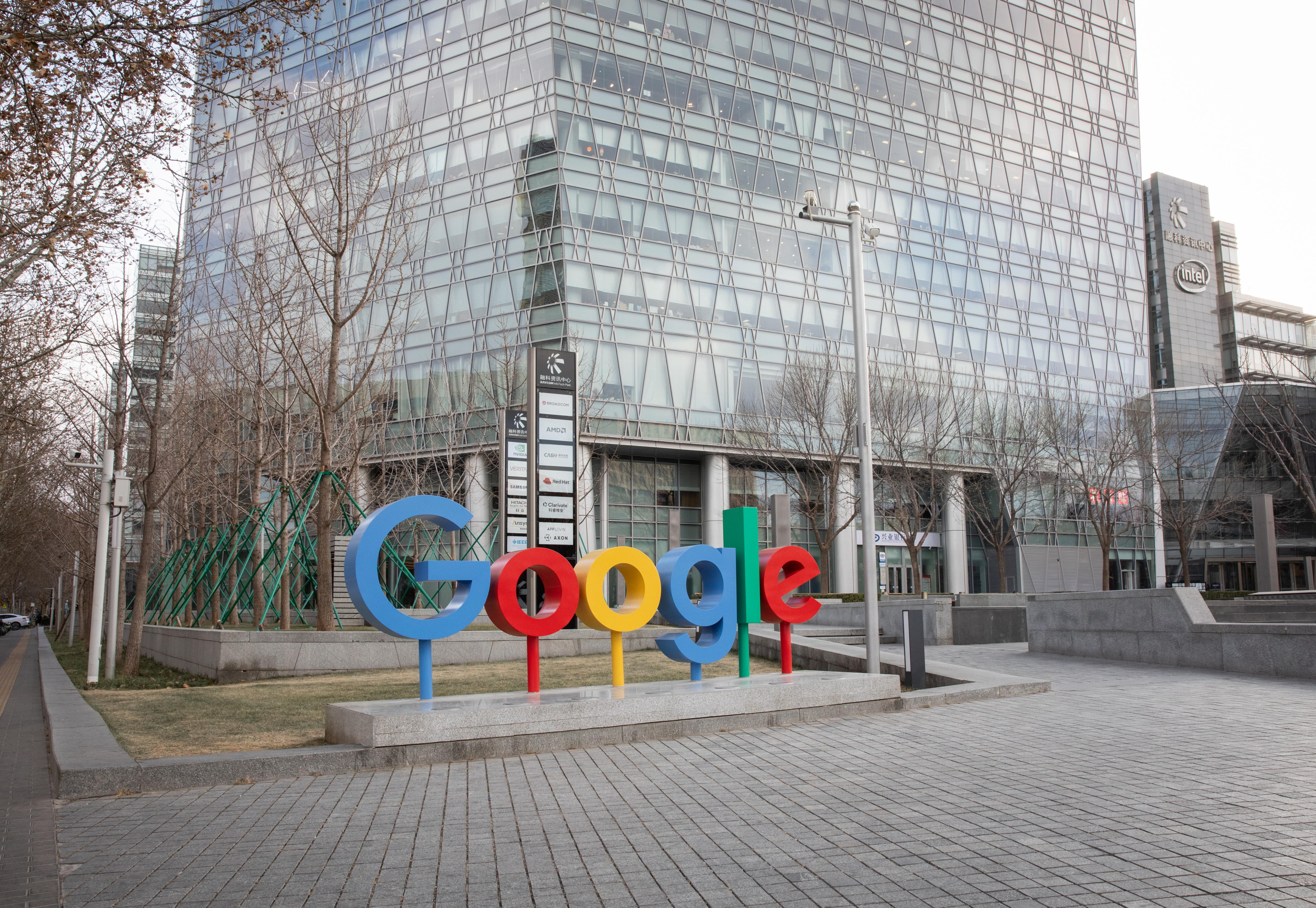 Beijing (China), 04/02/2025.- A signage for Google is diplayed near their office in Beijing, China, 04 February 2025. After the US imposed a 10 percent tariff on Chinese goods 01 February, China announced 04 February it will investigate Google, a US tech company, for alleged violation of China'Äôs Anti-Monopoly Law. China also announced an additional 15 percent tariff on U.S. goods such as coal and liquified natural gas; and a 10 percent tariff on crude oil, agricultural machinery, large-displacement cars and pickup trucks, which will start 10 February. EFE/EPA/JESSICA LEE