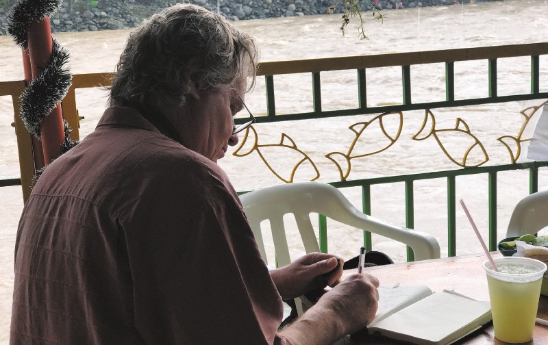 Wade Davis tiene 68 años y ha recorrido a Colombia por décadas. Aquí a orillas del río Magdalena, en uno de sus viajes de investigación. / Foto de Xandra Uribe