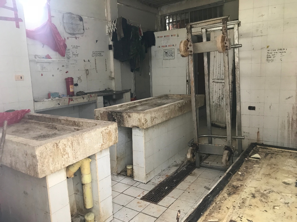 Pie de foto: La sala donde se hacían necropsias ahora se está convirtiendo en una fosa común en donde se acumulan cuerpos