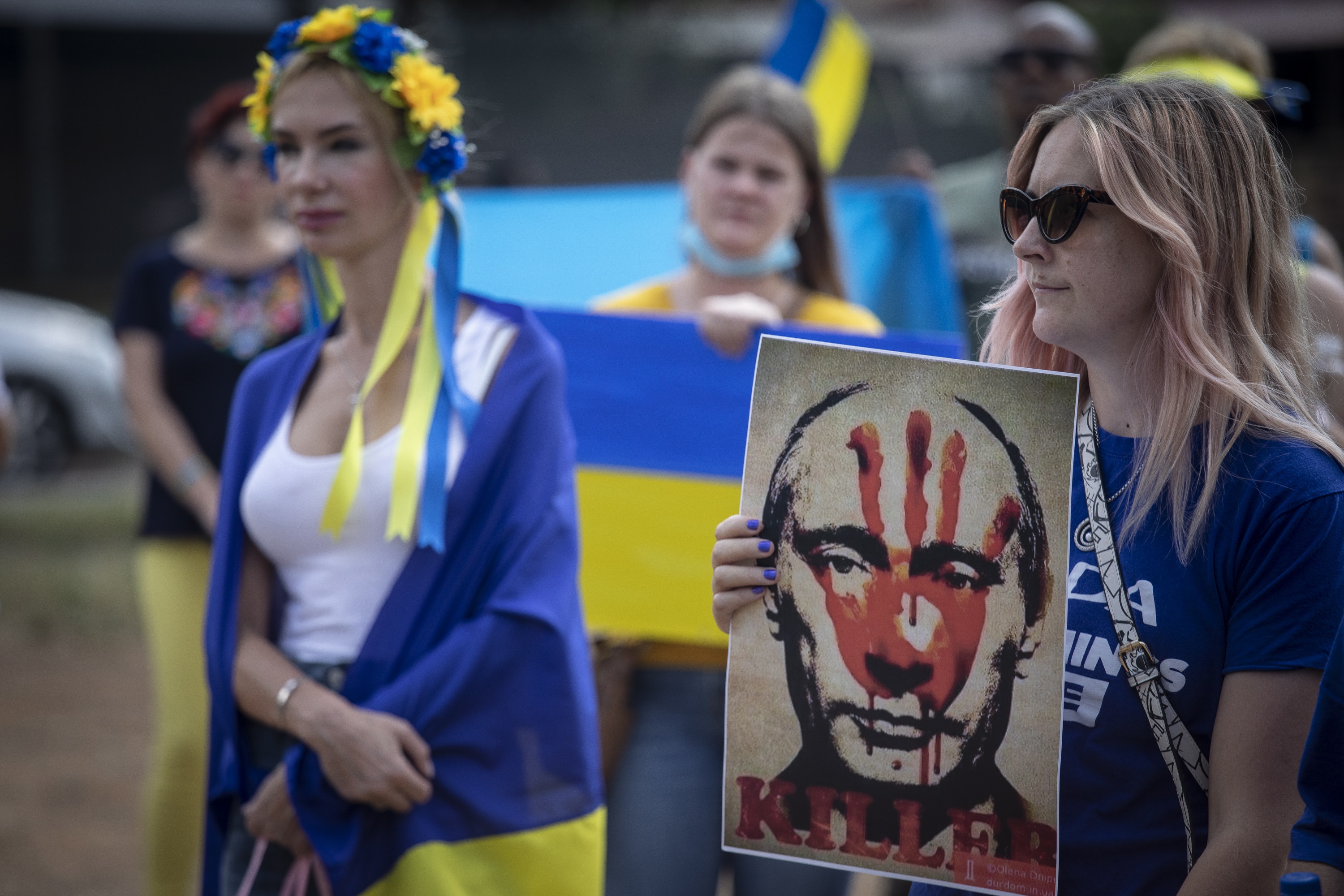 Pretoria (South Africa), 11/03/2022.- Protesters stand together as they listen to speeches during a peace rally against Russia's invasion of Ukraine, in Pretoria, South Africa, 11 March 2022. The 'SA Loves Ukraine' movement plans to hold more rallies in the future. (Protestas, Rusia, Sudáfrica, Ucrania) EFE/EPA/KIM LUDBROOK