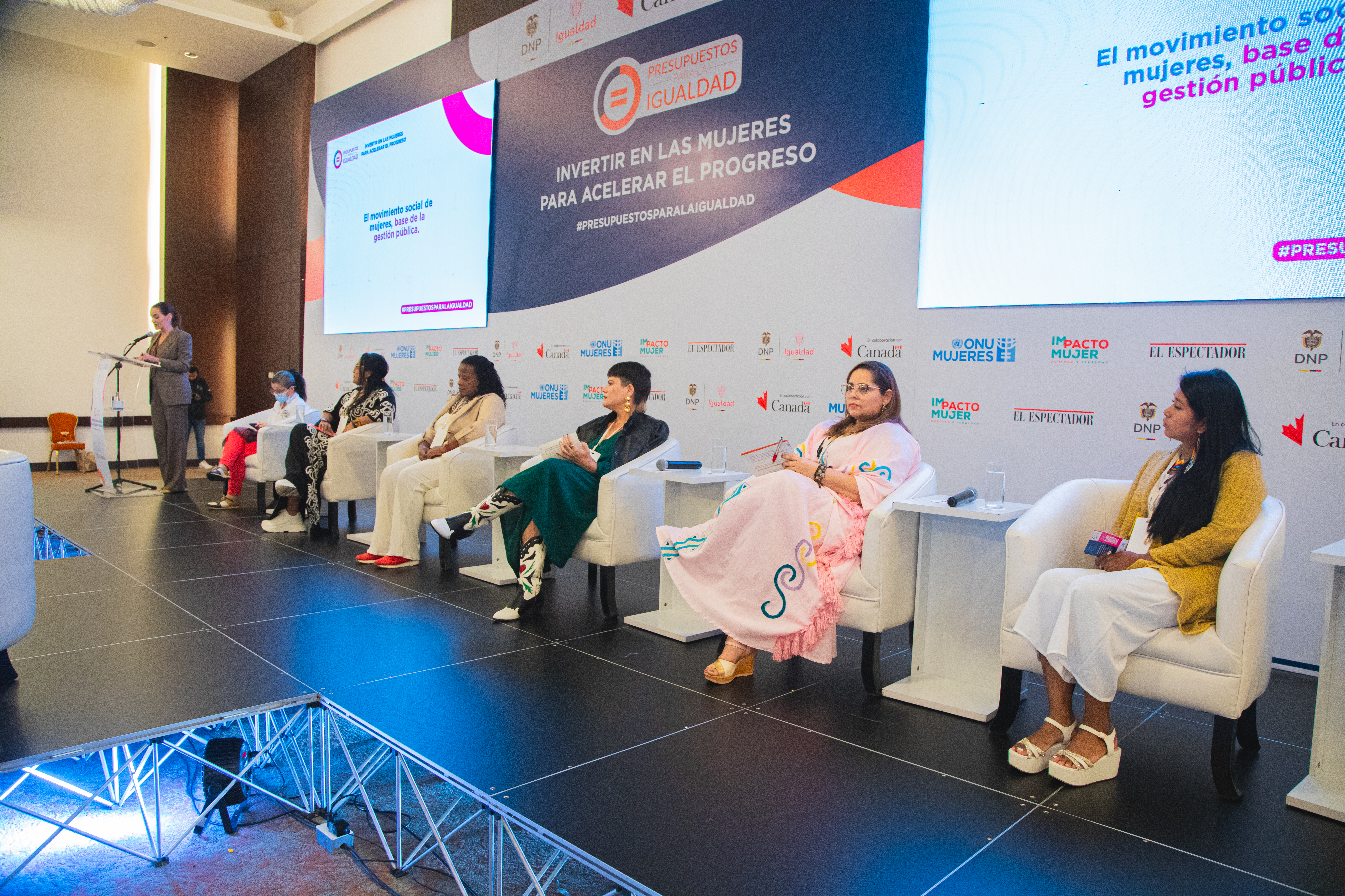 De izquierda a derecha: Viviana Palacios, de la organización Yo Puedo; Rebeca de Jesús Díaz Vallejo, presidenta del Consejo Territorial de Planeación de Maicao; Arcenia Galán, lideresa de Cartagena; Ana Karina Castañeda Salas, lideresa de Santa Marta; Sandra Josefa Sierra López, Consejo Consultivo de Mujeres de Riohacha; y Yohana Conda, de la Asociación de Cabildos Indígenas del Norte del Cauca (ACIN).