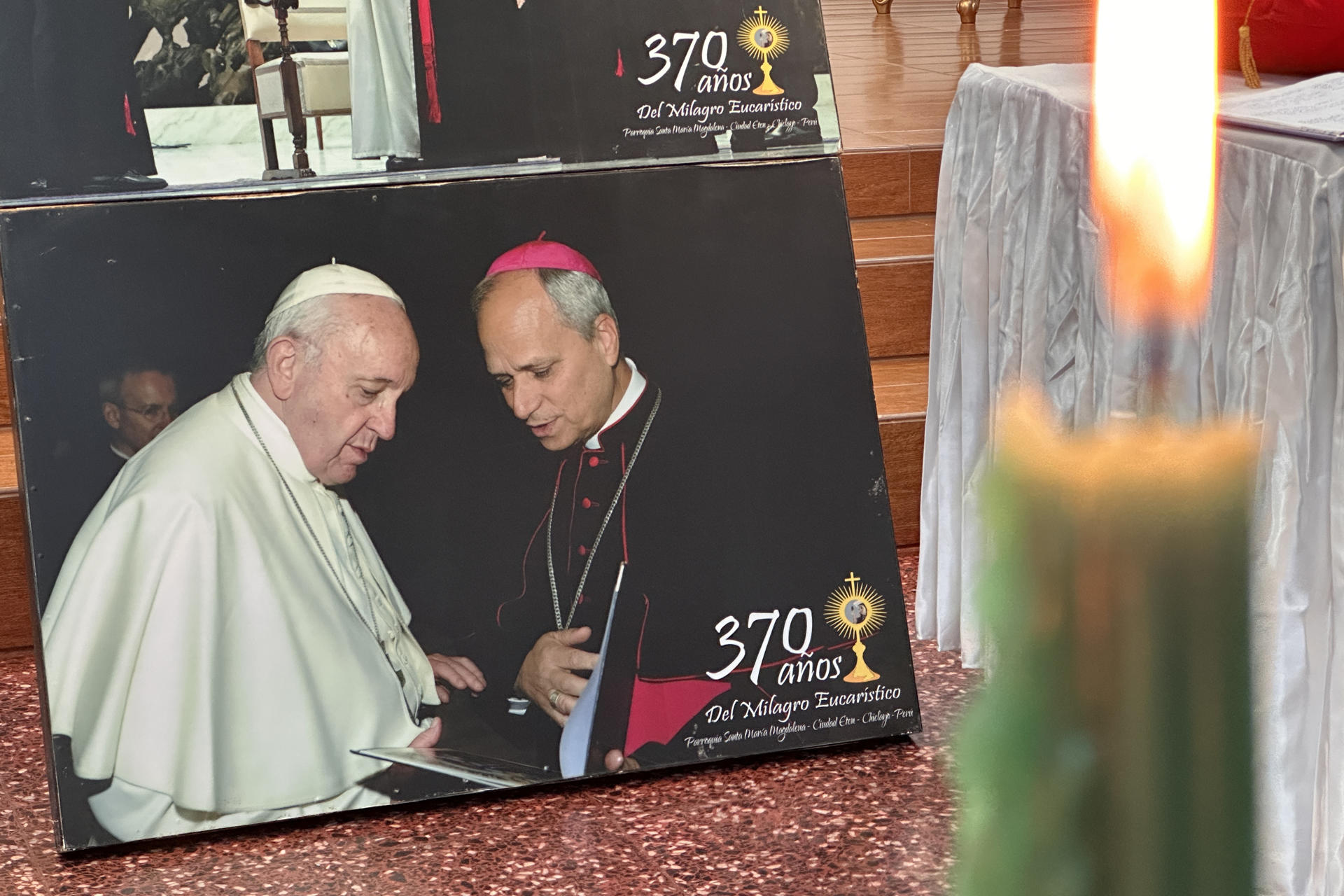 AME6421. CHICLAYO (PERÚ), 09/05/2025.- Fotografía que muestra una imagen de un encuentro del entonces obispo Robert Prevost entregando al papa Francisco un libro con testimonios de fe hechos por visitantes a la parroquia Santa María Magdalena que describen milagros realizados por el Divino Niño del Milagro, este viernes en Eten, provincia de Chiclayo (Perú). Además de ser sencillo y cercano, el nuevo papa León XIV sobresalió en su anterior etapa como obispo peruano por su capacidad de gestión y ser un actor social. Entre su legado, se recordará la planta de oxígeno que consiguió instalar en plena pandemia o su esfuerzo para que se declare como capital eucarística a una pequeña localidad de la Diócesis. EFE/ Mikhail Huacan