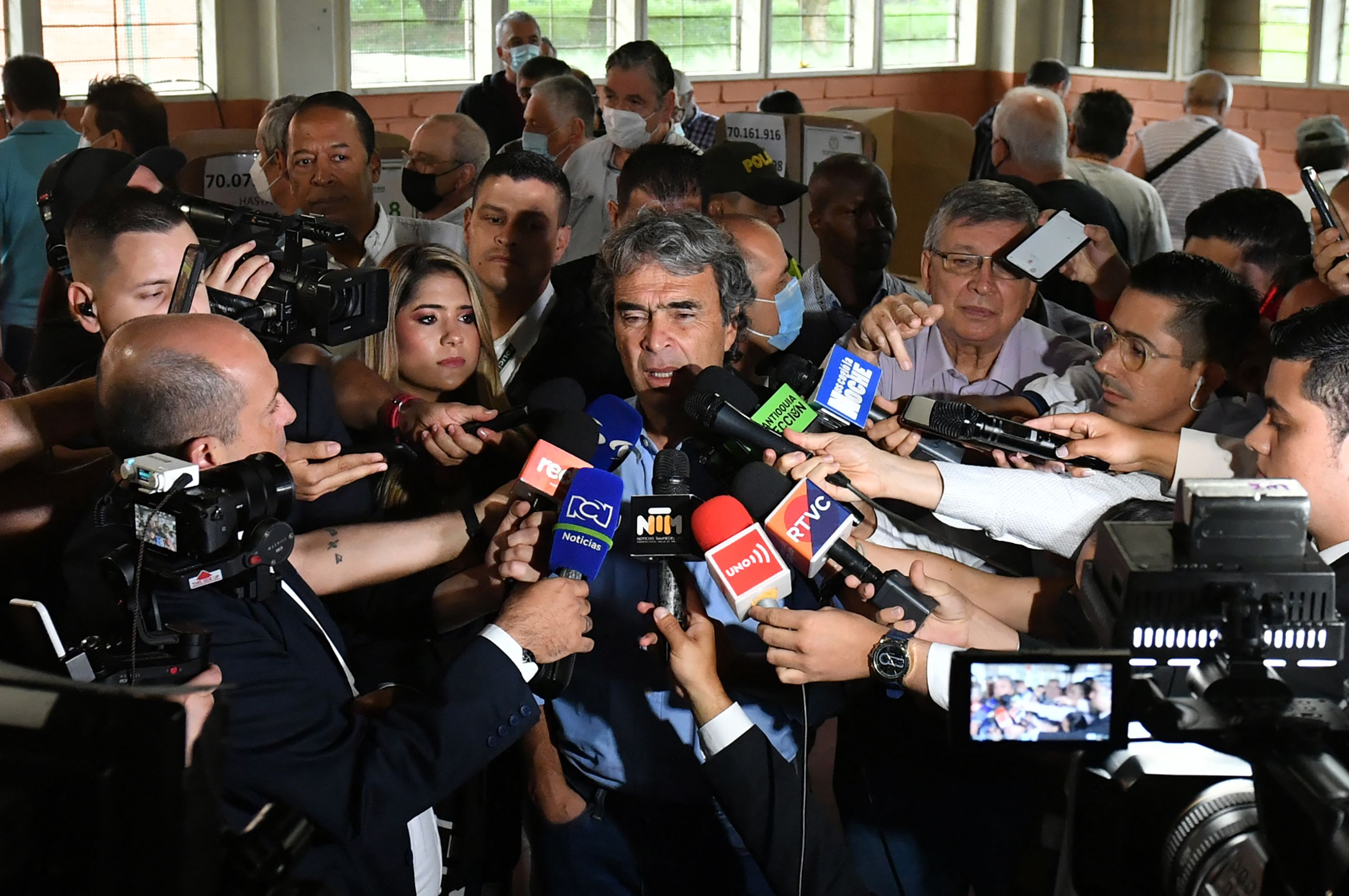 Sergio Fajardo, con los medios de comunicación luego de votar.